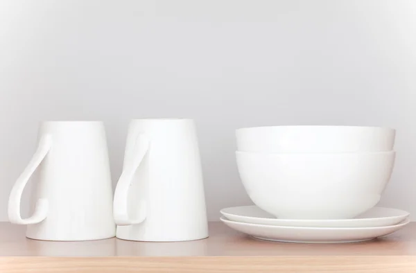 Чашки белого кофе и белые миски — стоковое фото
