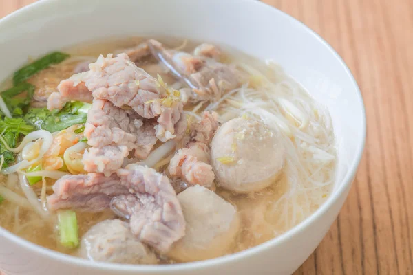 Comida asiática Carne de res y bolas —  Fotos de Stock