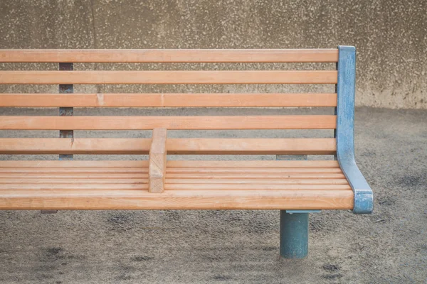 Venkovní lavička hnědé dřevo — Stock fotografie