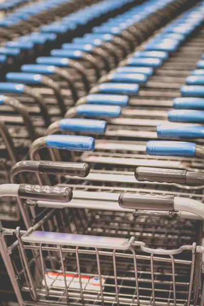 Reihen von Einkaufswagen — Stockfoto