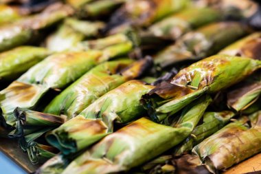 Izgara Yapışkan Pirinç 'i taro ve muzla kapat, Tayland sokak yiyecek pazarı.