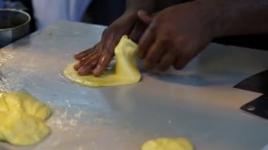Roti making, Roti veya Hint ekmeği pişiriliyor, Tayland sokak yiyecek pazarı.