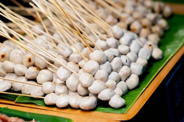 Izgara balık köftesini bambu çubuklarıyla kapat, Tayland sokak yiyecek pazarı.