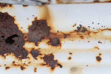 Yüzeyin, eski araba boyalarını soyarken, paslı arka plan çatlamış.