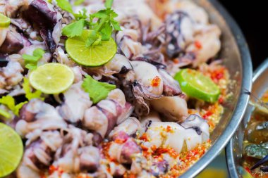 Baharatlı kalamar yığınını limon salatasıyla kapat, Tayland sokak yiyecek pazarı.