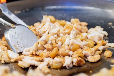 Kızarmış kalamar yumurtasına yakın, Thai sokağı yiyecek pazarı.