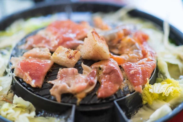 タイバーベキューの閉店ホットパンに豚肉の肉と魚介類 Moo Kata — ストック写真