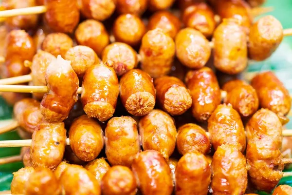 Sosis ızgara Tayland usulü geleneksel Sai krok isan, domuz ve pilav, Tayland sokak yiyecek pazarı.