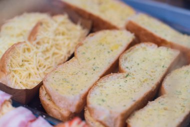 Peynirli sarımsaklı ekmeği kapat, Tayland sokak yiyecek pazarı.