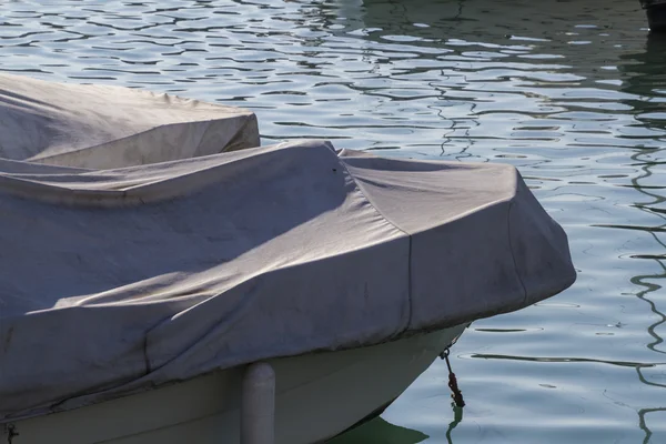 Kış aylarında gölde tekne