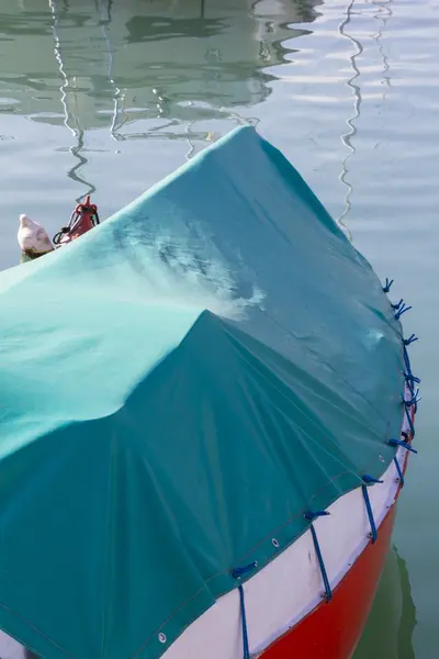 Boot op meer in de winter — Stockfoto