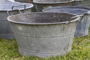 Bahçe için eski süs kova