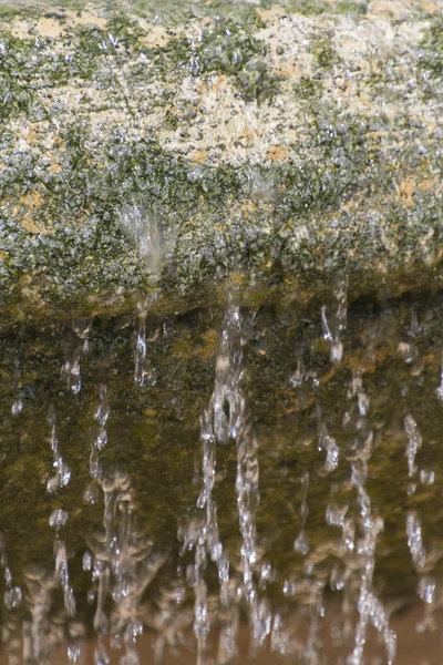 Fontaine jaillissant dans la ville — Photo