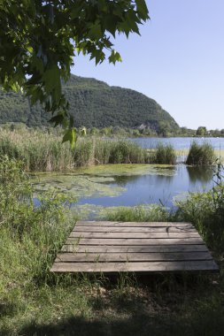 İlkbaharda göl manzara