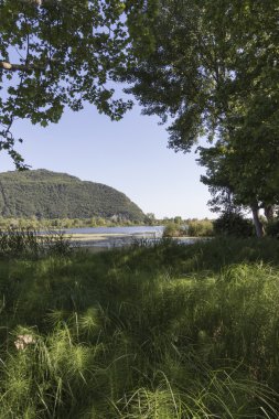 İlkbaharda göl manzara