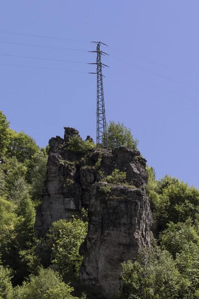 Pylône d'énergie sur montagne rocheuse — Photo