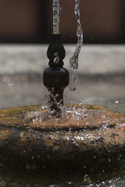 Fontaine jaillissant sur la place — Photo