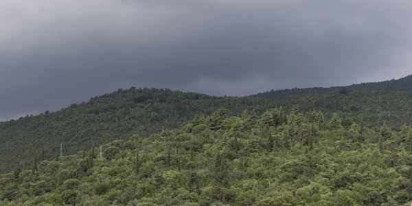 Paisaje de montaña y cielo nublado — Foto de Stock