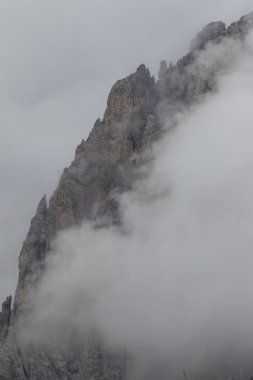 kayalık dağ ve bulutlu gökyüzü