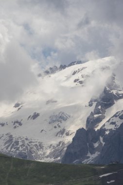 kayalık dağ ve bulutlu gökyüzü