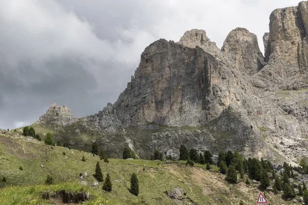 Rotsachtige berg en bewolkte hemel — Stockfoto