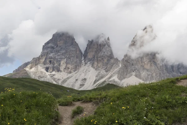 Rocky mountain och mulen himmel — Stockfoto