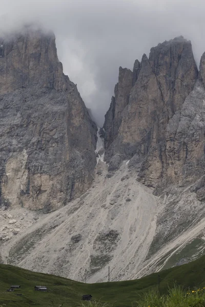 Rocky mountain a zamračená obloha — Stock fotografie