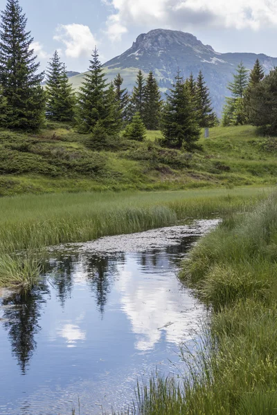 Landskap av blue lake i berget — Stockfoto