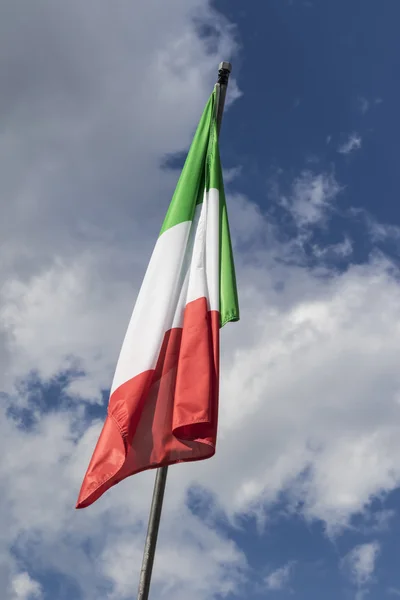 Italienska flaggor i vinden — Stockfoto