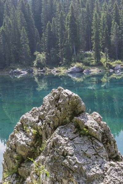 Paesaggio lago blu in montagna — Foto Stock