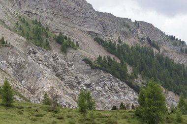 kayalık dağ ve bulutlu gökyüzü