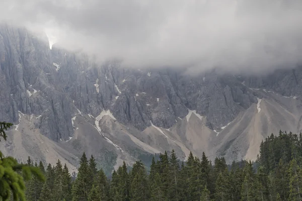 Skalista góra i pochmurne niebo — Zdjęcie stockowe