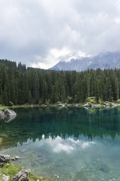 山の青い湖を風景します。 — ストック写真