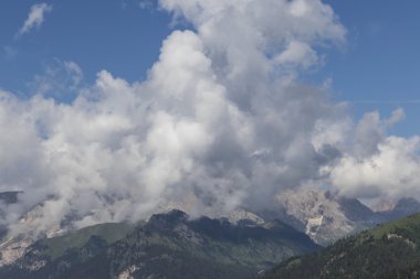 kayalık dağ ve bulutlu gökyüzü