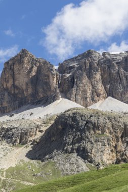 kayalık dağ ve bulutlu gökyüzü