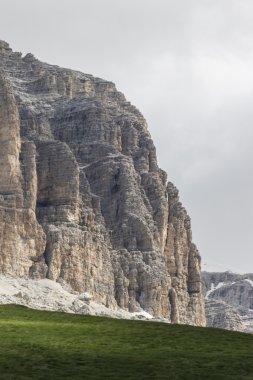 kayalık dağ ve bulutlu gökyüzü