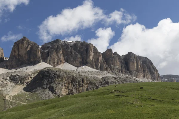 Скеляста гора і хмарне небо — стокове фото