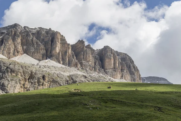 Kayalık dağ ve bulutlu gökyüzü — Stok fotoğraf