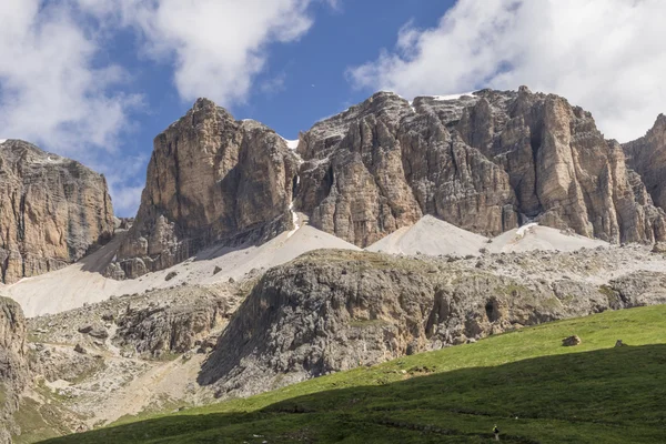 Rocky mountain a zamračená obloha — Stock fotografie