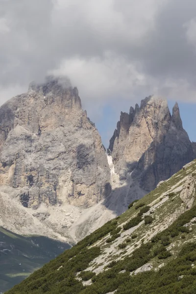 Rocky mountain och mulen himmel — Stockfoto