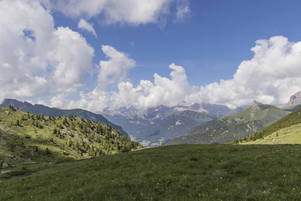 Rotsachtige berg en bewolkte hemel — Stockfoto