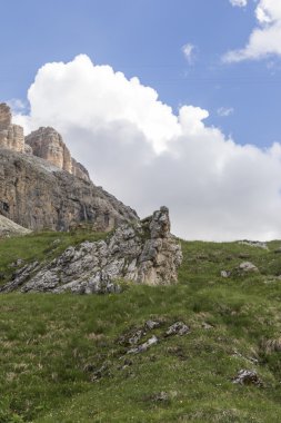 kayalık dağ ve bulutlu gökyüzü