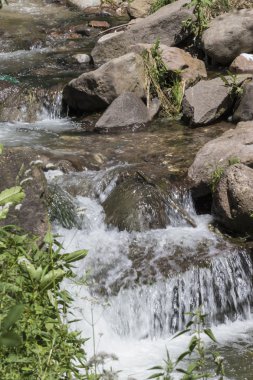 nehir ve kayalar manzara