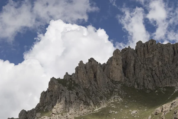 Скалистые горы и облачное небо — стоковое фото
