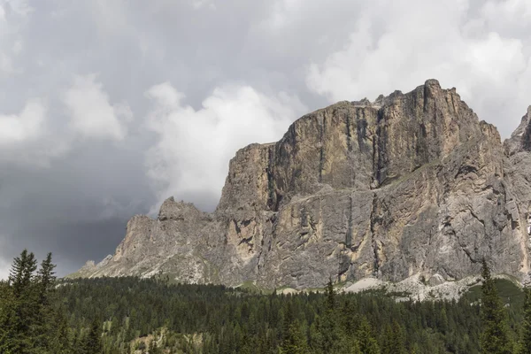 Montagna rocciosa e cielo nuvoloso — Foto Stock