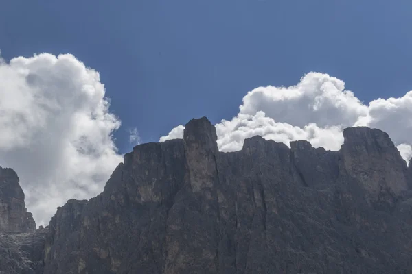 Montanha rochosa e céu nublado — Fotografia de Stock