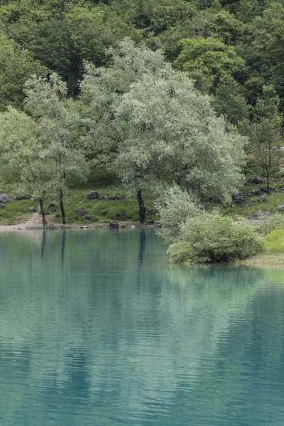 Landschap blauw meer in de berg — Stockfoto