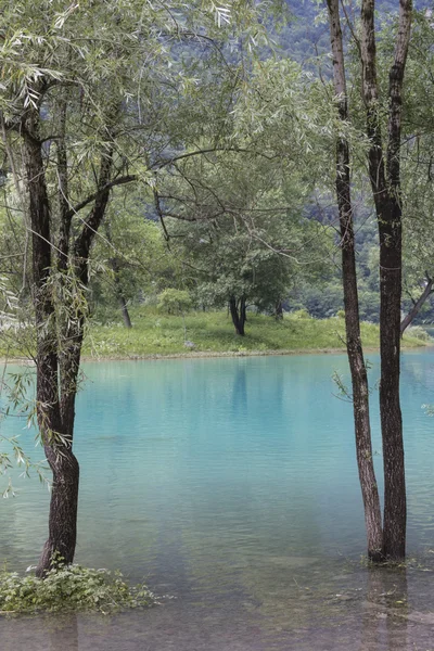 Landschap blauw meer in de berg — Stockfoto