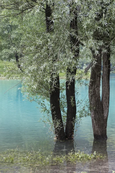Liggande blå sjön i berget — Stockfoto