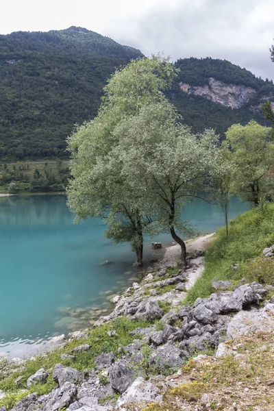 Paisaje lago azul en la montaña —  Fotos de Stock